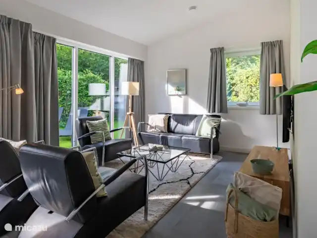 Bungalow Ruiterplaat avec intimité | Pays-Bas, Zélande, Kamperland - maison de vacances Salon lumineux avec coin salon spacieux