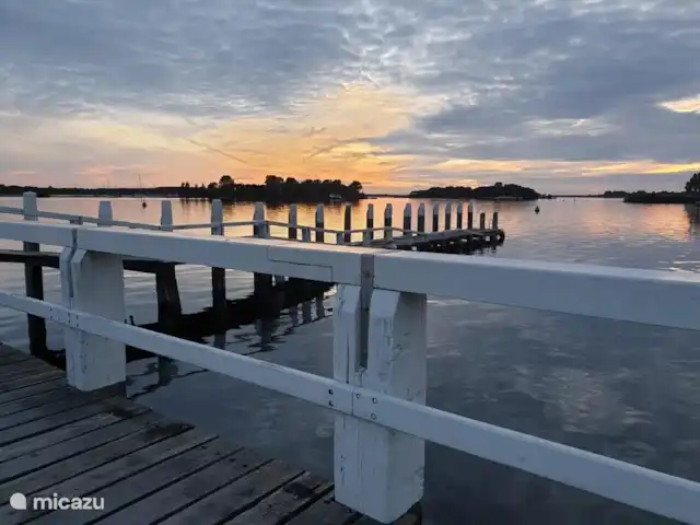 Bungalow Ruiterplaat avec intimité | Pays-Bas, Zélande, Kamperland - maison de vacances Lac de Veerse le soir (photo de la jetée avec ferry à pied/vélo vers Veere)