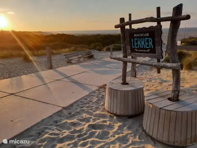 Bungalow Ruiterplaat avec intimité | Pays-Bas, Zélande, Kamperland - maison de vacances C'est merveilleux de se détendre au bar de la plage Lekker ou au bar de la plage De Dam