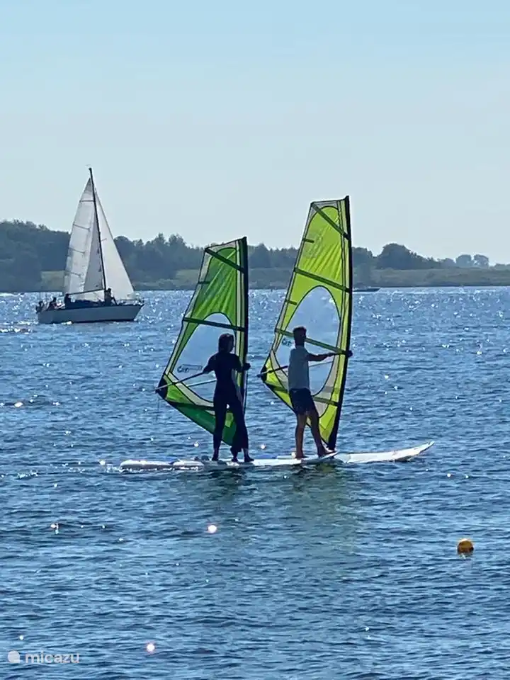 Es gibt viele Wassersportarten. Mieten eines Bootes, Segelboots oder Elektroboots, Wasserski oder Surfen.
