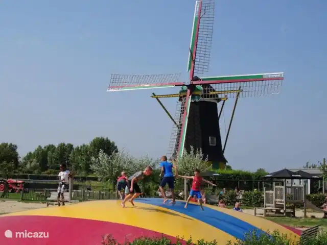 Bungalow Ruiterplaat avec intimité | Pays-Bas, Zélande, Kamperland - maison de vacances Le parc de vacances dispose de plusieurs grands terrains de jeux avec (entre autres) des buts de football. Il y a plusieurs aires de jeux sur le camping adjacent (RCN de Shotsman). A 10 minutes en voiture se trouve le Jonge Johannes, une grande aire de jeux avec crêperie et moulin à vent (photo)