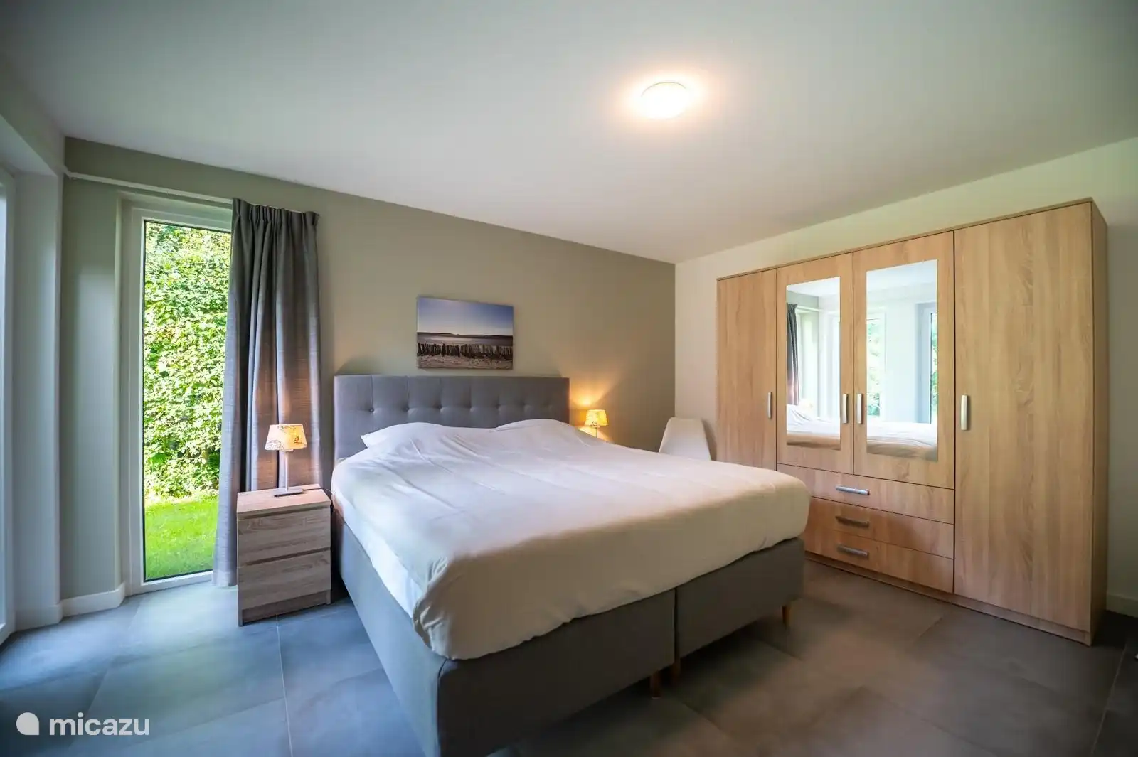 geräumiges Schlafzimmer 1 (Hauptschlafzimmer) mit wunderschönem Blick auf den Garten