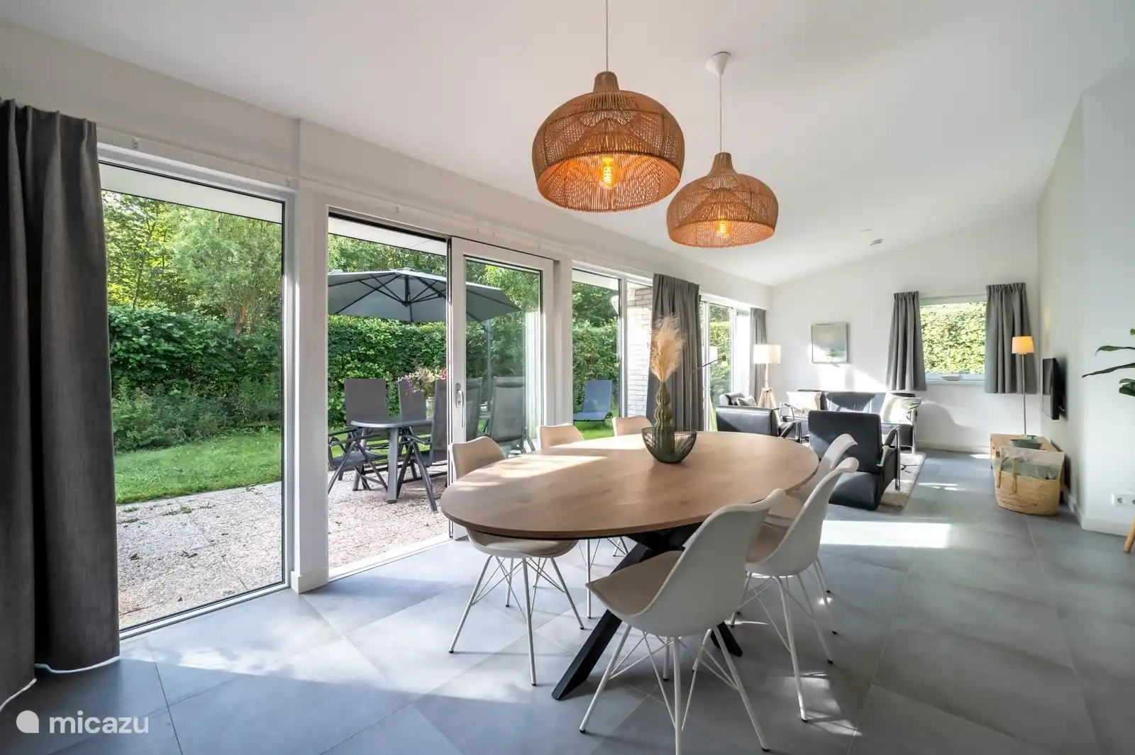 Heller, geräumiger Wohnbereich mit modernem Essbereich und Sitzecke und Schiebetür zum hinteren Garten