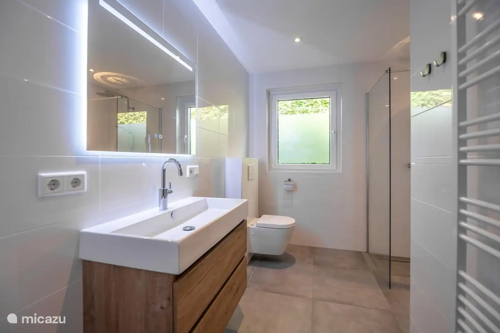 modernes Badezimmer (1) mit Dusche, Waschbecken, Toilette und Designheizkörper