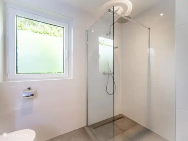 Bungalow Ruiterplaat avec intimité | Pays-Bas, Zélande, Kamperland - maison de vacances douche à l'italienne spacieuse dans salle de bain (1)