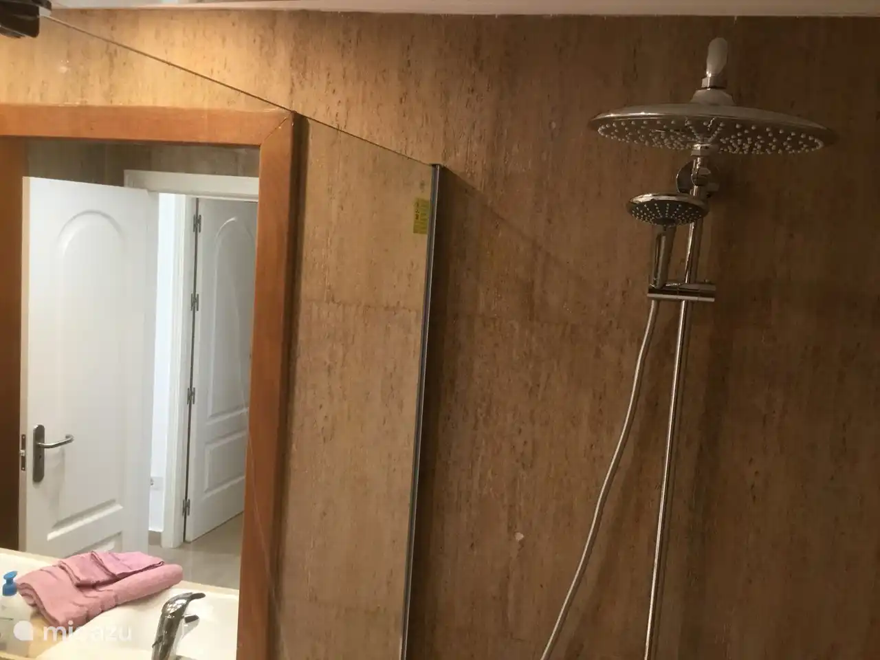 Sehr große ebenerdige Dusche