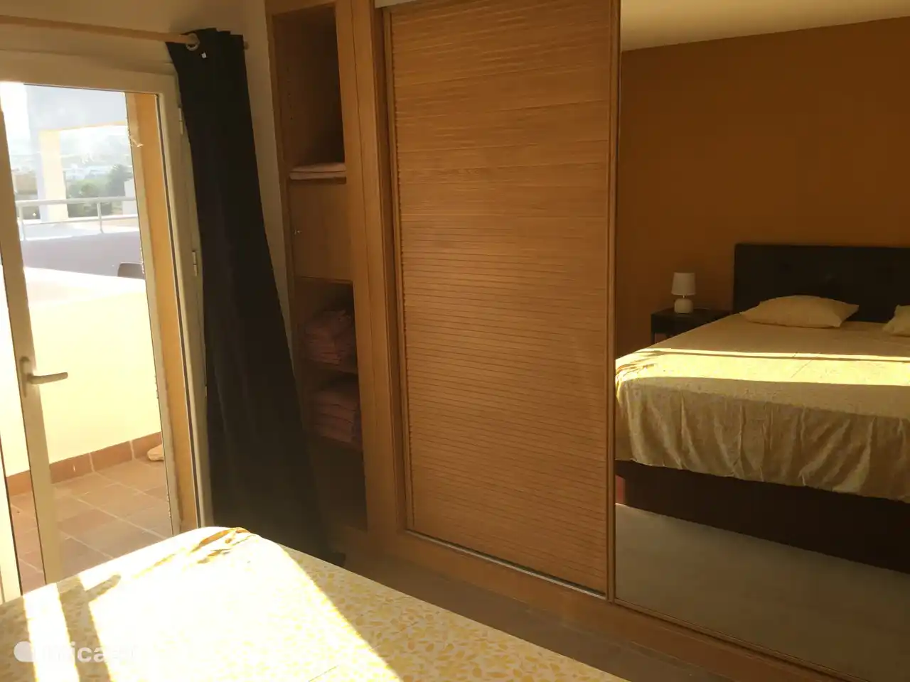 Schlafzimmer mit Kingsize-Bett