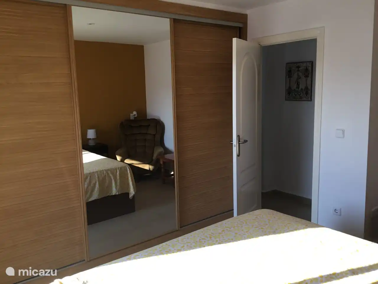 Schlafzimmer mit sehr großem Kleiderschrank