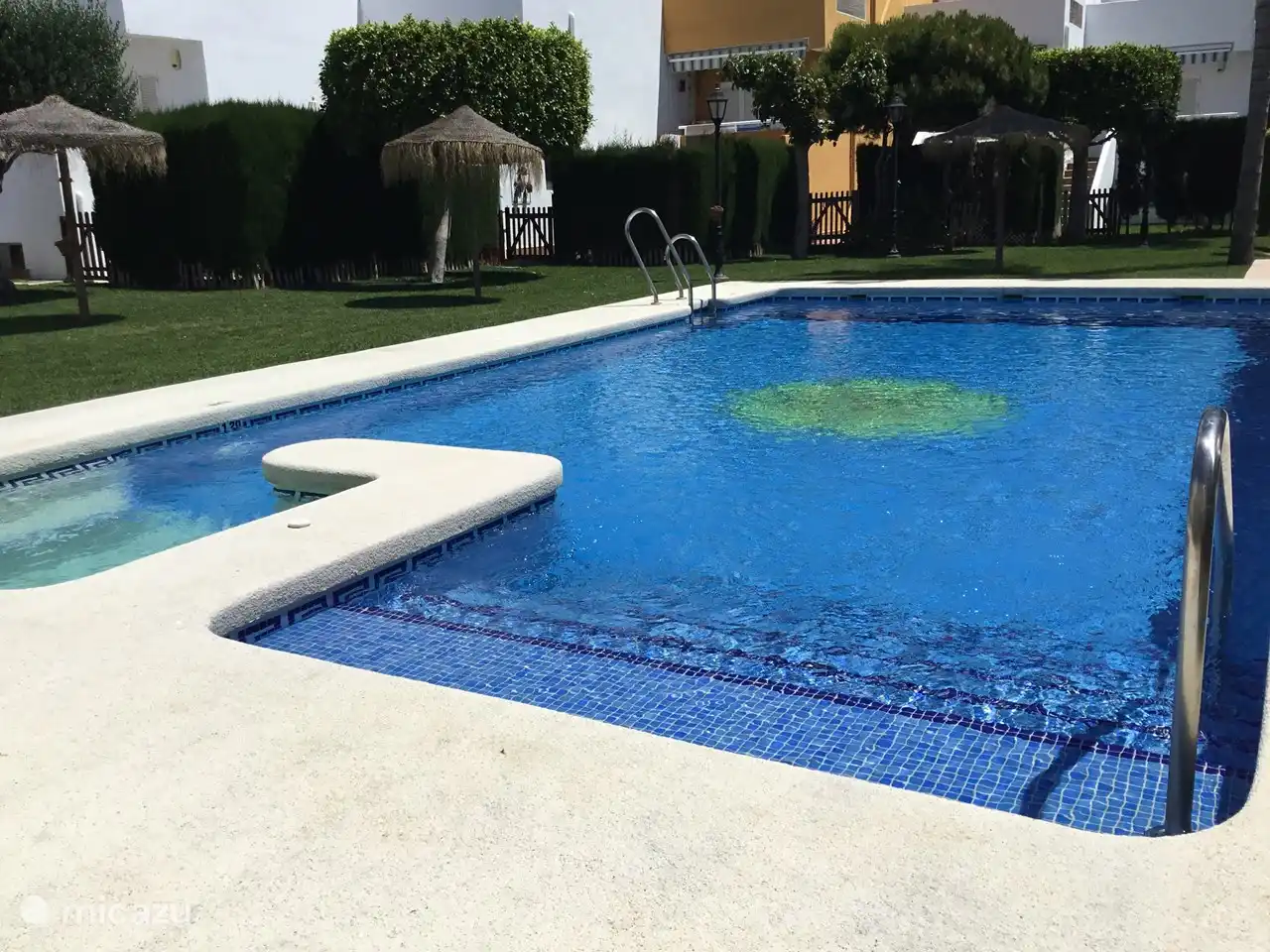 Schwimmbad mit Whirlpool