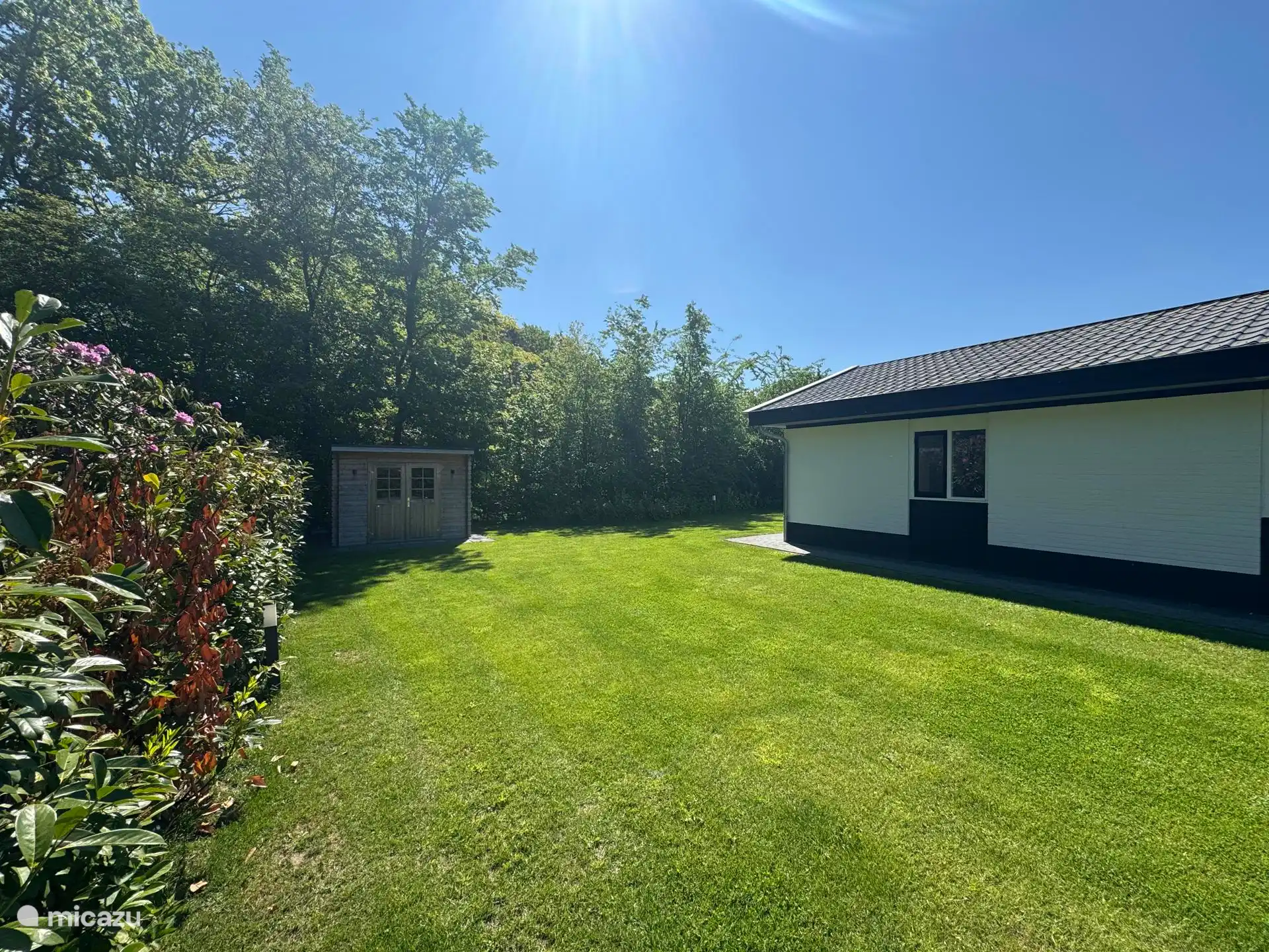 Amplia parcela en el verde con un cobertizo con cerradura para las pertenencias. Está equipado con enchufes para cargar bicicletas). (foto: mayo de 2025)