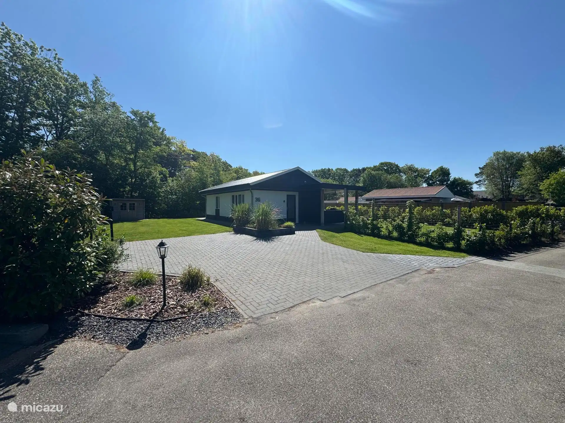 Amplio camino de entrada para 2 coches y un cargador de coche de 11 kWh. (Mayo 2025)