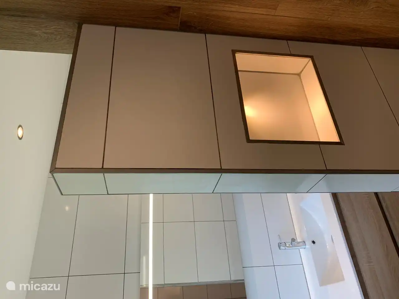 Por supuesto, una ducha a ras de suelo hermosa y moderna no es posible sin un nicho bellamente iluminado.