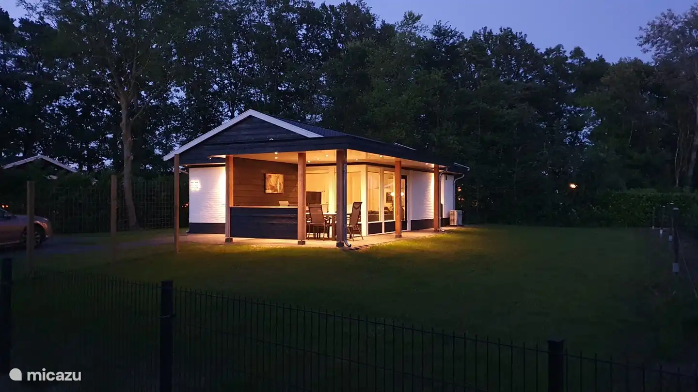 Por la noche, la iluminación exterior se enciende automáticamente.