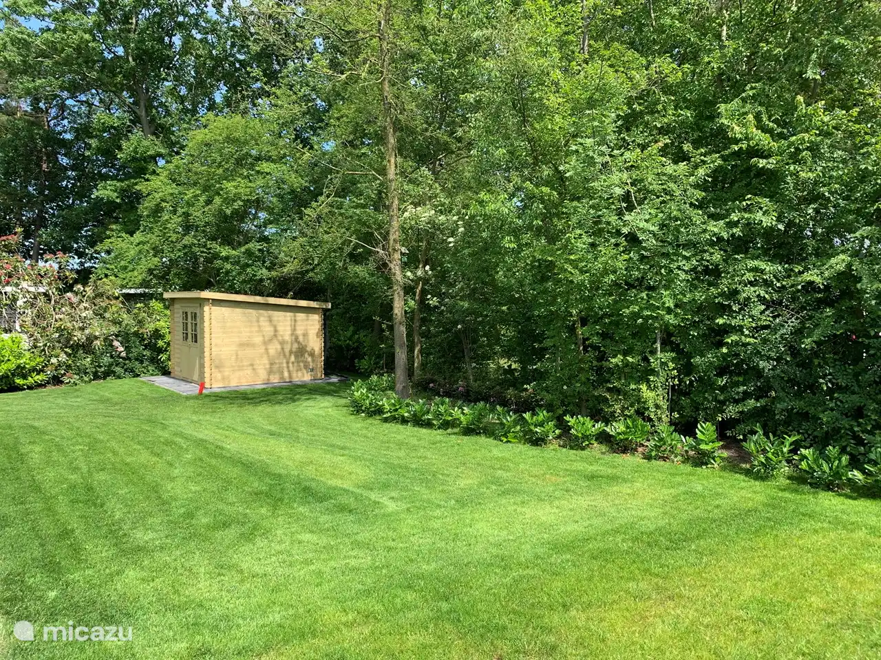 En el borde del parque es agradable, tranquilo y verde aquí.