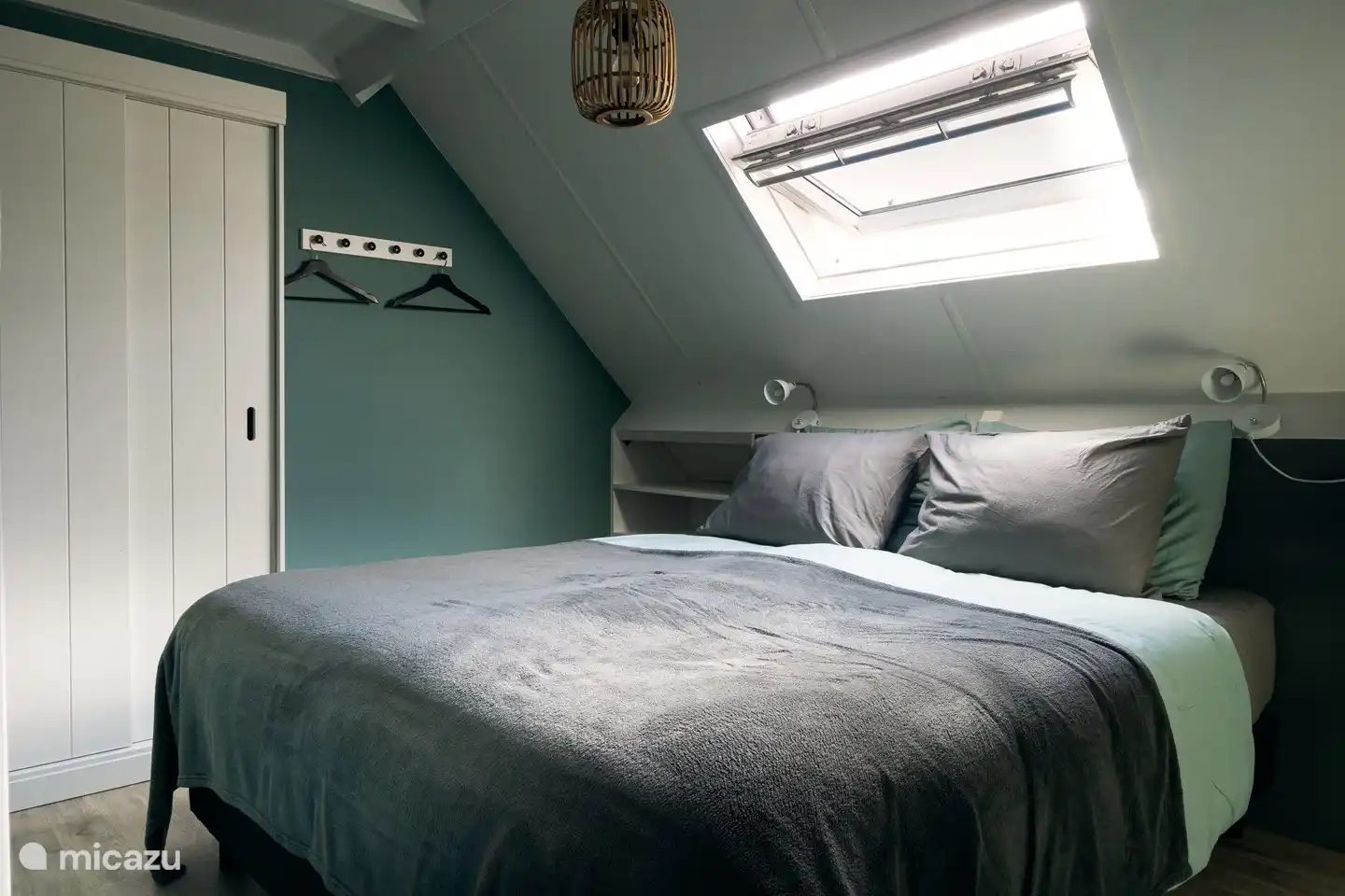 Grote slaapkamer boxspringbed met kledingkast