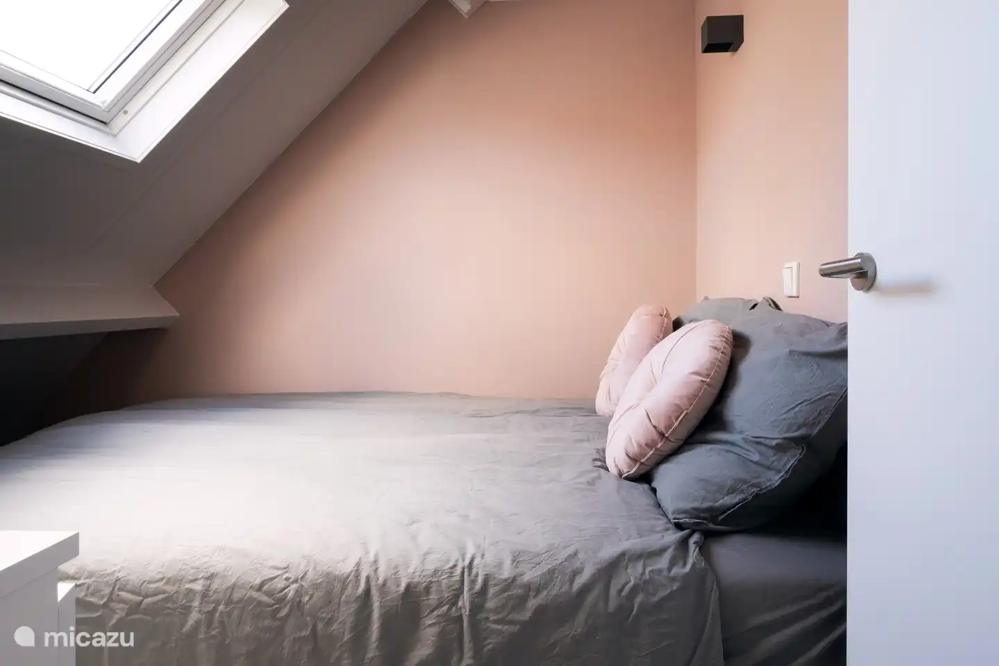 Kleine slaapkamer, hier is het onderschuifbed ook uitgeschoven en opgemaakt, dus geschikt voor 2 personen.