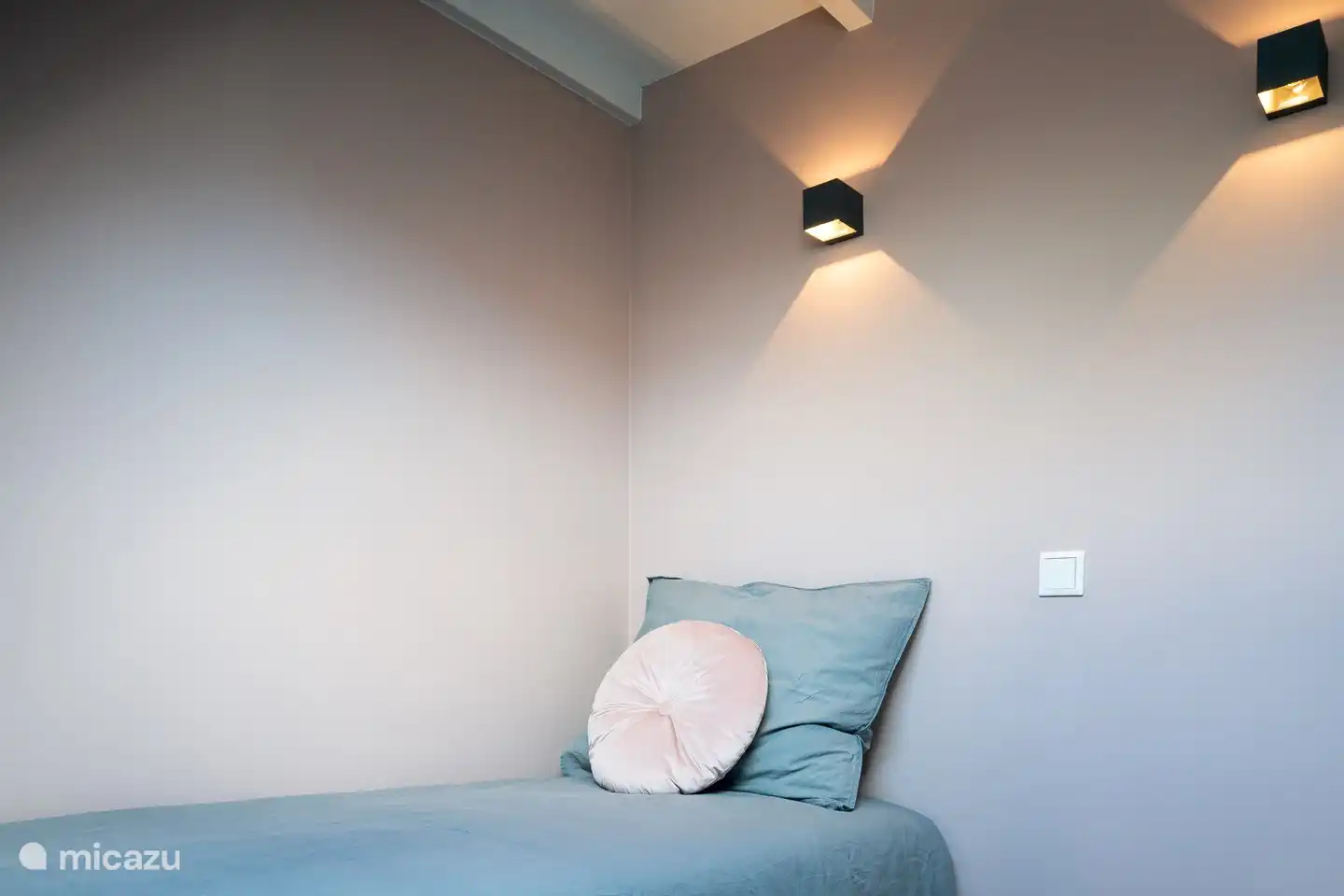 Kleine slaapkamer, maar nu alleen het 1-persoonsbed opgemaakt