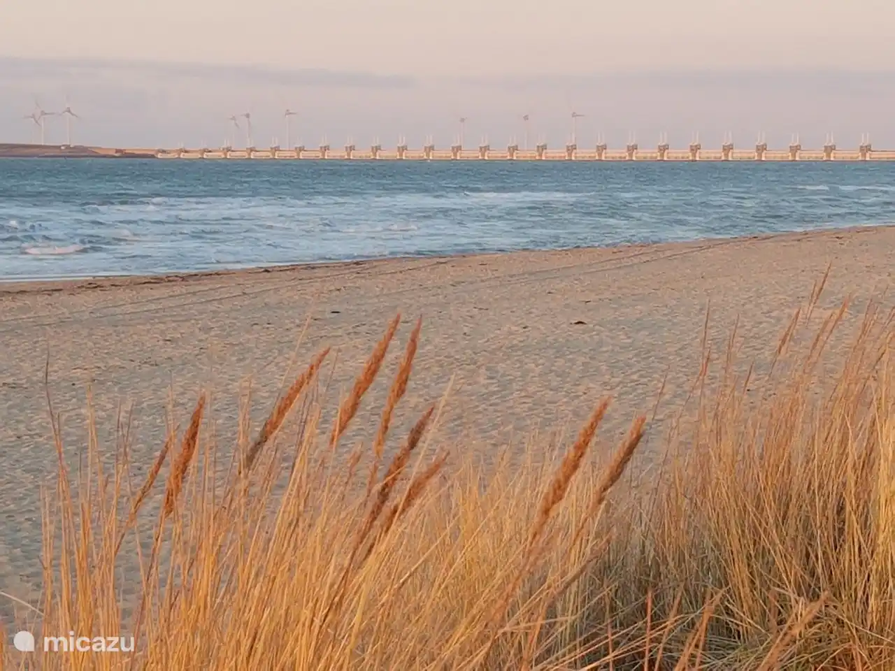 Oosterscheldekering vanaf het Banjaard strand in Kamperland