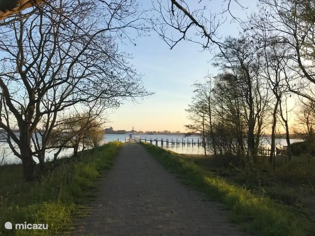 In de zomer vaart vanaf deze steiger een voet/fiets pondje over het Veerse Meer van Kamperland naar Veere en terug.