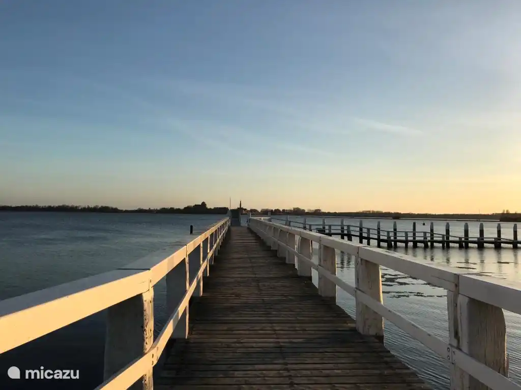 Steiger aan het Veerse Meer met uitzicht op Veere