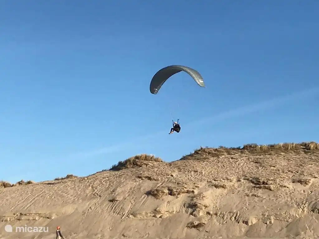 Paragliden op het strand De Banjaard in Kamperland