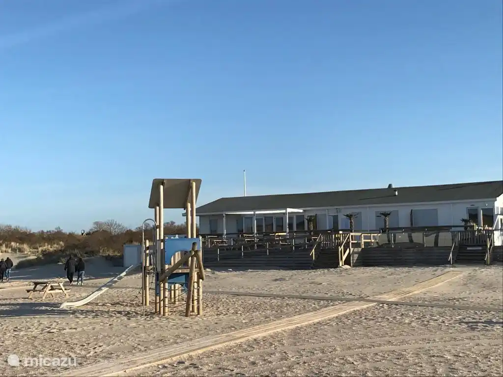 Gezellige strandtent De Banjaard in Kamperland, waar je heerlijk op het terras kunt terecht kunt voor een hapje en een drankje.