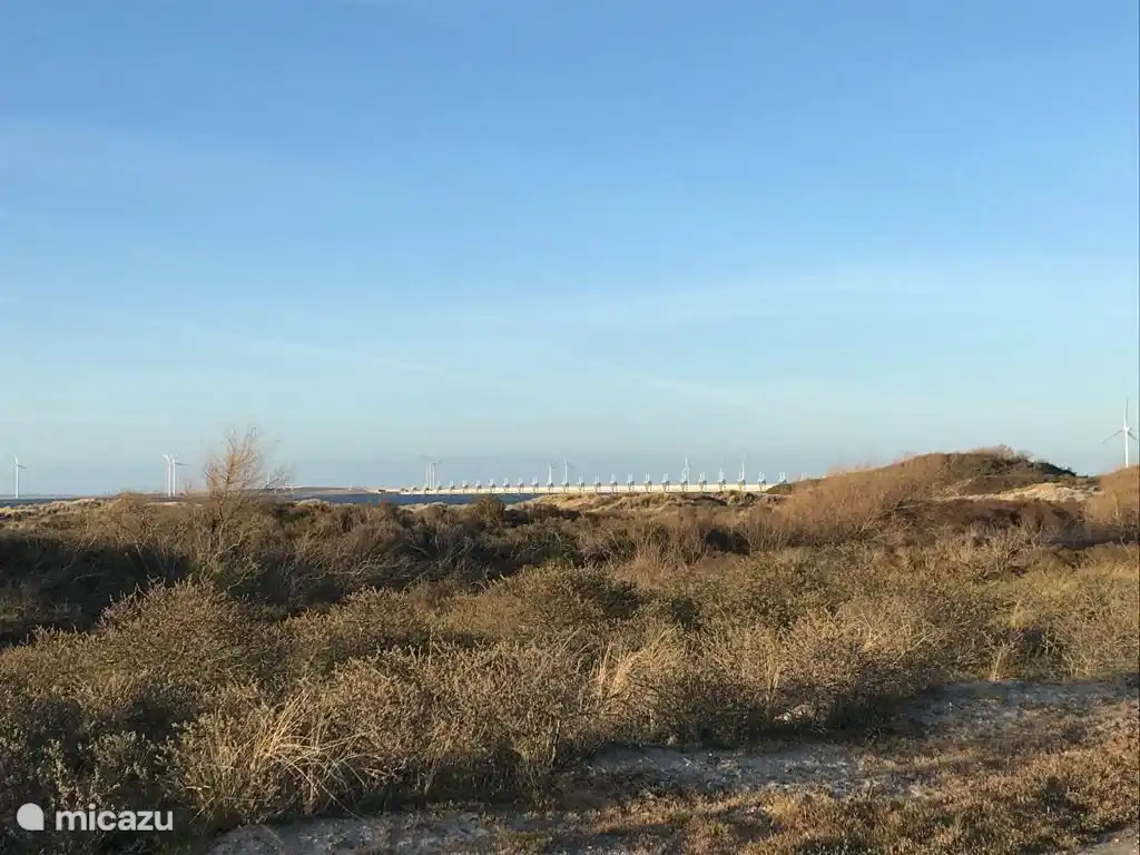 Heerlijk fietsen of wandelen bij de Veersegatdam in Kamperland, met de ene kant uitzicht op de Oosterschelde en de andere kant uitzicht op het Veerse Meer