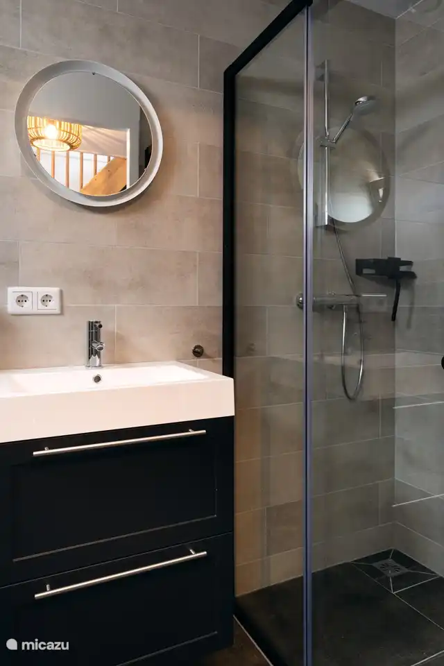 Badtafel voorzien van schone en voldoende handdoeken