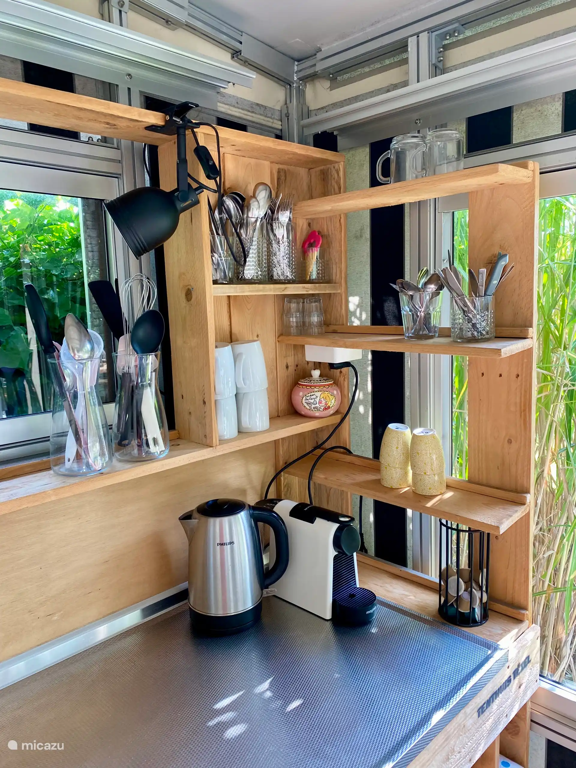 Ausgestattete Küche in der Markise mit Nespresso-Maschine und Wasserkocher. 