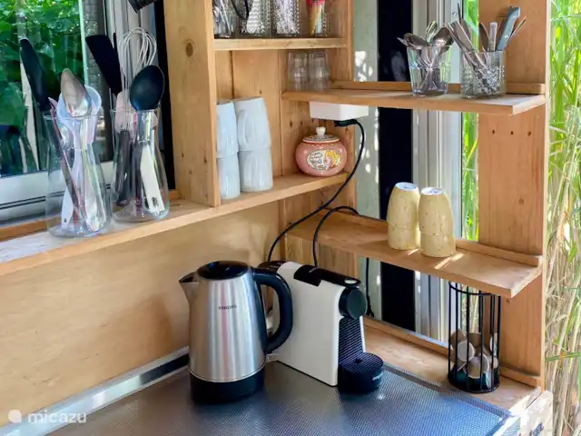 stacaravan huren in Nederland, Texel, De Cocksdorp – Sammie op Texel Ingerichte keuken in de voortent met Nespresso apparaat en waterkoker.