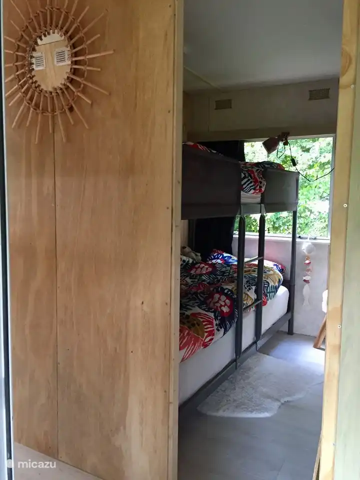 Schlafzimmer mit Etagenbett.