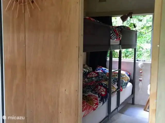 stacaravan huren in Nederland, Texel, De Cocksdorp – Sammie op Texel Slaapkamer met stapelbed.