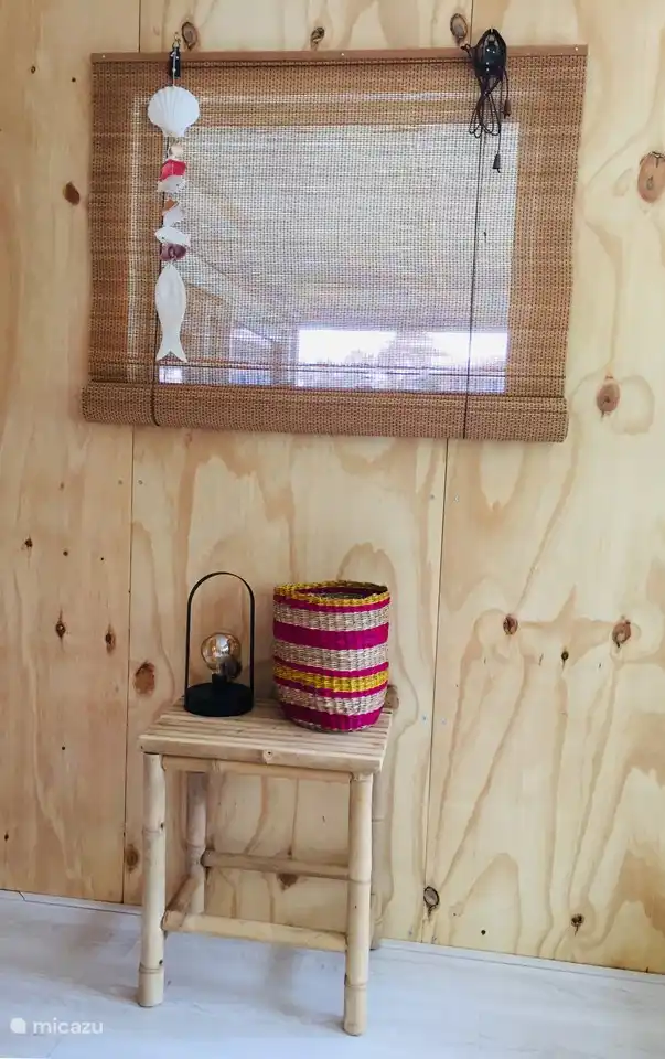 Durch die Arbeit mit viel Holz strahlt das Innere des Wohnwagens eine mediterrane Atmosphäre aus.