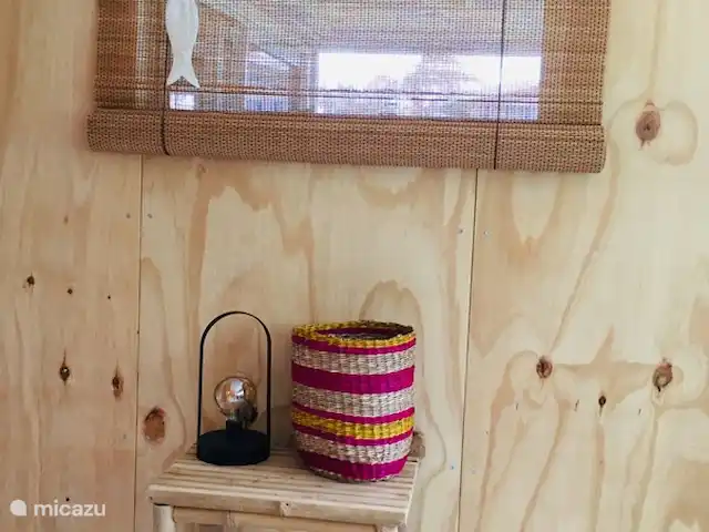 stacaravan huren in Nederland, Texel, De Cocksdorp – Sammie op Texel Door te werken met veel hout straalt het interieur van de caravan een mediterrane sfeer uit.