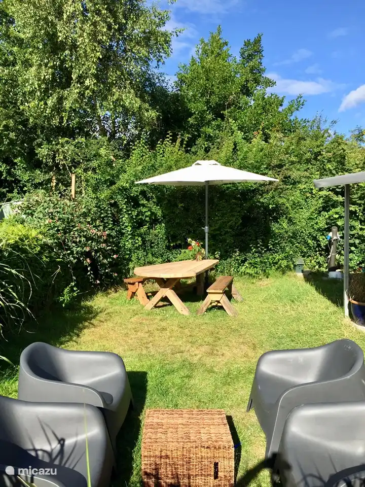 Genießen Sie den sonnigen Garten.