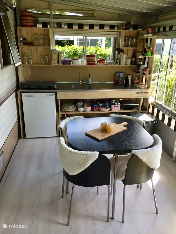 Die ausgestattete Küche mit Esstisch im Zelthaus.