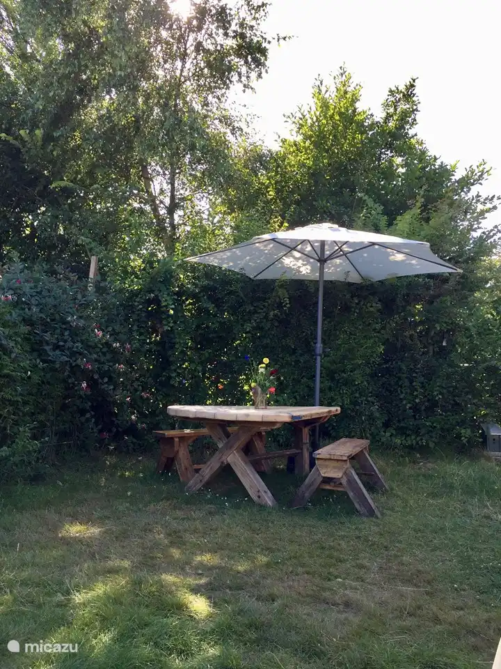 Genießen Sie es, draußen zu essen, ein Spiel zu spielen oder am robusten Holztisch mit Bänken zu lesen. 

Lustige Tatsache: Der Tisch wurde vom selben Holzkünstler wie die Holzküche im Zelthaus hergestellt.