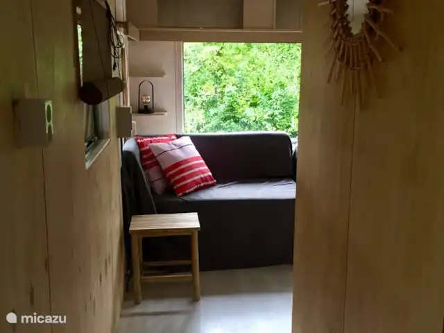 stacaravan huren in Nederland, Texel, De Cocksdorp – Sammie op Texel Doorkijkje naar de woonkamer.