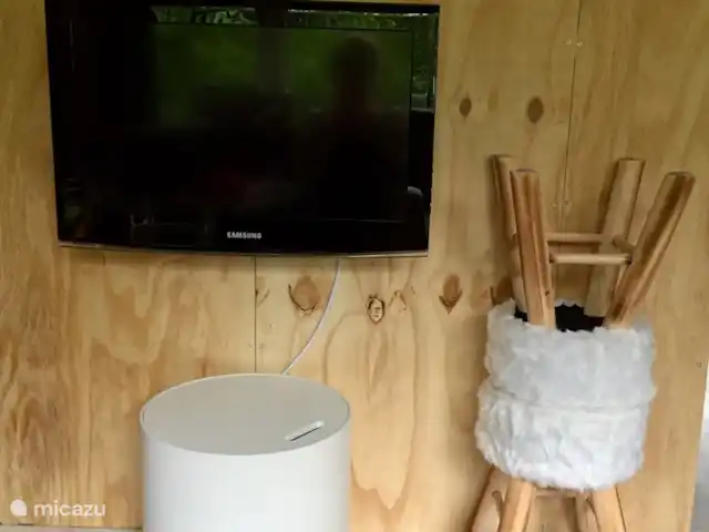 stacaravan huren in Nederland, Texel, De Cocksdorp – Sammie op Texel TV in de woonkamer.