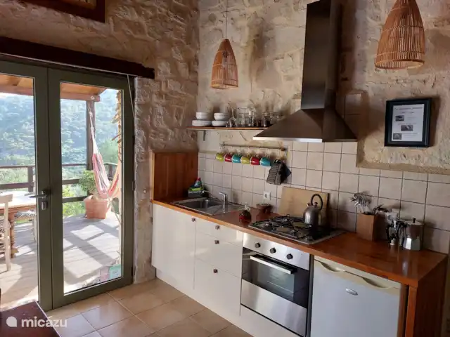 Location de Vacances Grèce, Crète, Koutsouras, gîte / cottage - Kalyvitis Cottage dans l’oliveraie La cuisine a tout pour préparer des repas savoureux et copieux. Une plaque de cuisson, four, hotte aspirante, réfrigérateur avec congélateur, cafetière.