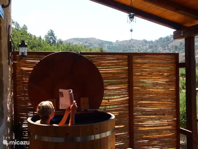 Location de Vacances Grèce, Crète, Koutsouras, gîte / cottage - Kalyvitis Cottage dans l’oliveraie Le bain froid sur la terrasse offre un rafraîchissement agréable et à 2 km de votre maison, vous pourrez faire un vrai plongeon dans la mer