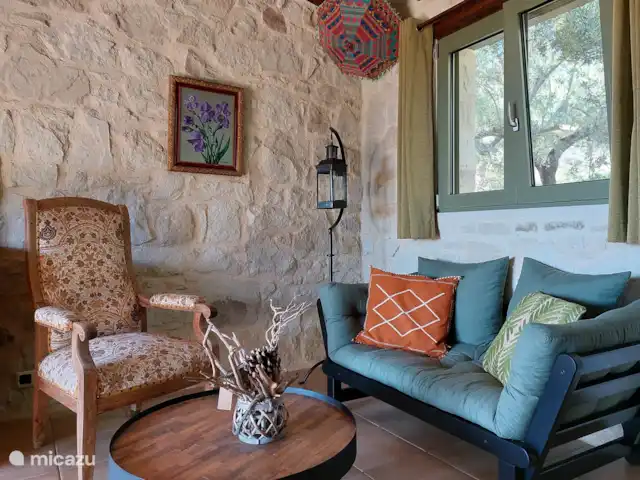 Location de Vacances Grèce, Crète, Koutsouras, gîte / cottage - Kalyvitis Cottage dans l’oliveraie Le salon est cosy et chaleureusement décoré. Il y a aussi un canapé-lit pour ceux qui souhaitent dormir séparément.