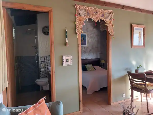 Location de Vacances Grèce, Crète, Koutsouras, gîte / cottage - Kalyvitis Cottage dans l’oliveraie Le chalet dispose d’un salon, d’une salle de bain, d’une chambre et d’une grande terrasse avec une vue imprenable sur la vallée.