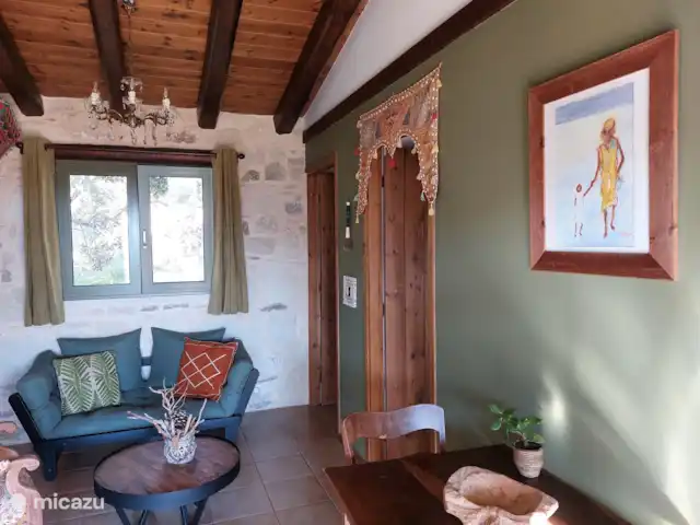 Location de Vacances Grèce, Crète, Koutsouras, gîte / cottage - Kalyvitis Cottage dans l’oliveraie Salon avec coin salon et table à manger