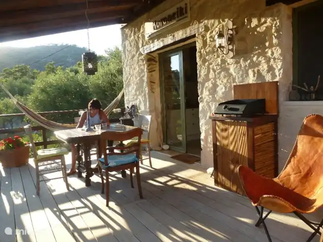 Location de Vacances Grèce, Crète, Koutsouras, gîte / cottage - Kalyvitis Cottage dans l’oliveraie La terrasse est très spacieuse et dispose de tout le confort pour se détendre. Un hamac, un bain froid avec une vue imprenable sur les montagnes.