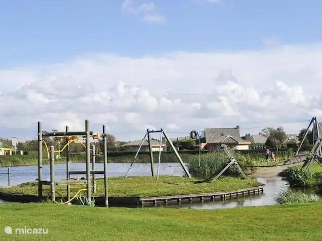 bungalow huren in Nederland, Noord-Holland, Julianadorp aan Zee – Albatros 308 Julianadorp aan Zee De klimtoestellen en gave kabelbaan boven het water.
