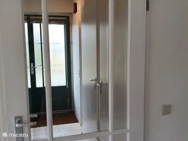 vakantiehuis huren in Nederland, Overijssel, Heeten – Salland Cottage Hal met zicht op voordeur, deur badkamer en deur toilet.