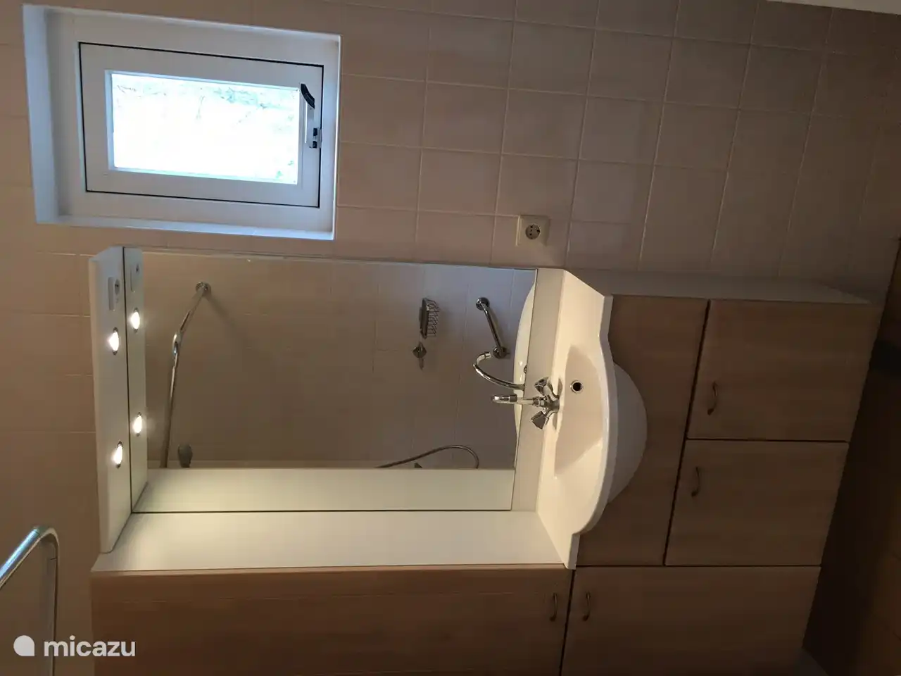 Badkamer met wasmeubel.