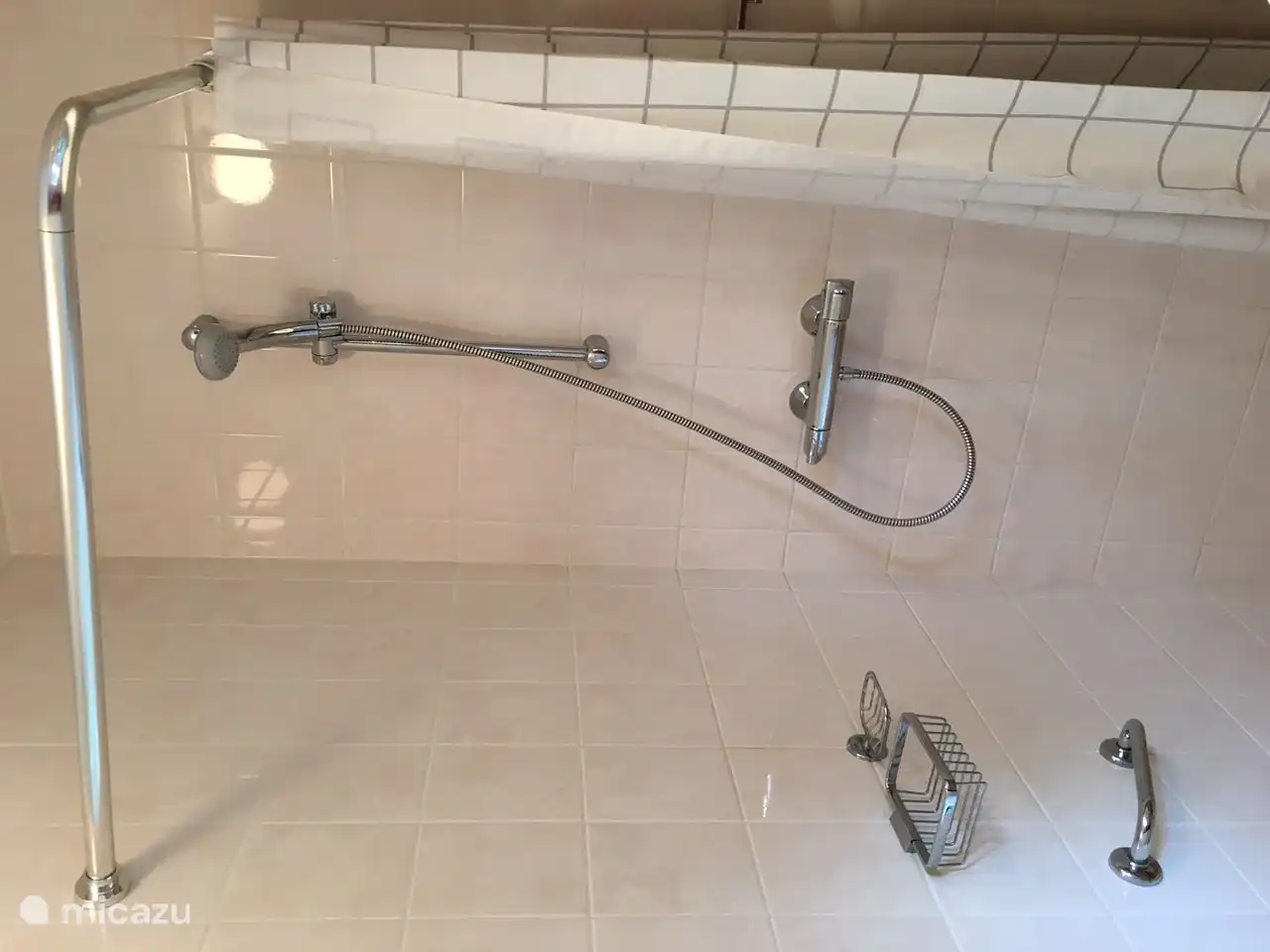 Douche in de badkamer.