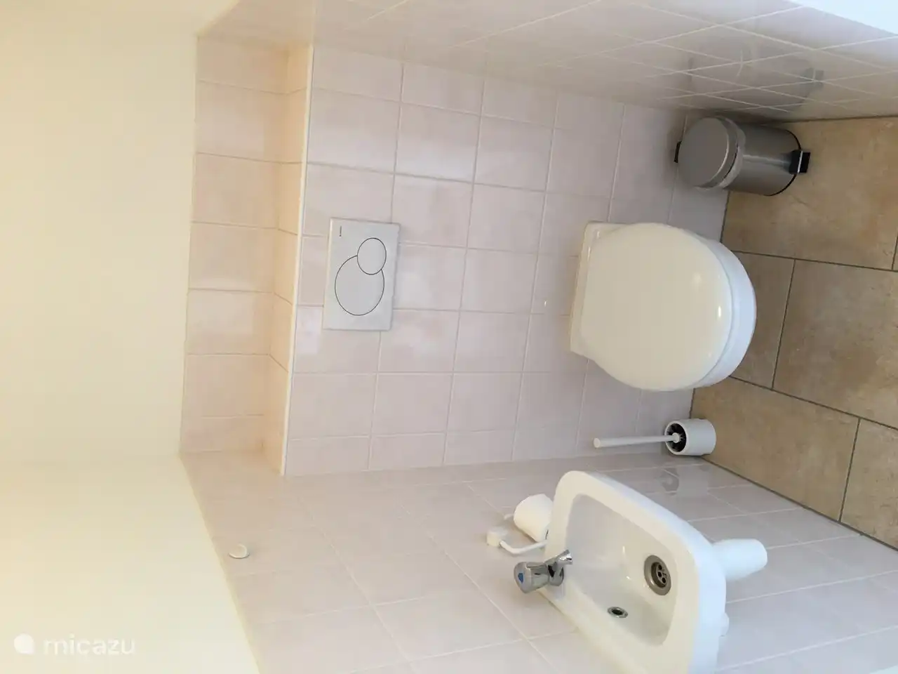 Separaat toilet beneden.